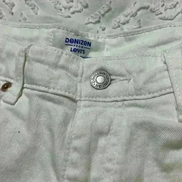 Denizen from Levi’s high-rise white shorts. Women’s size 10 - Picture 5 of 9